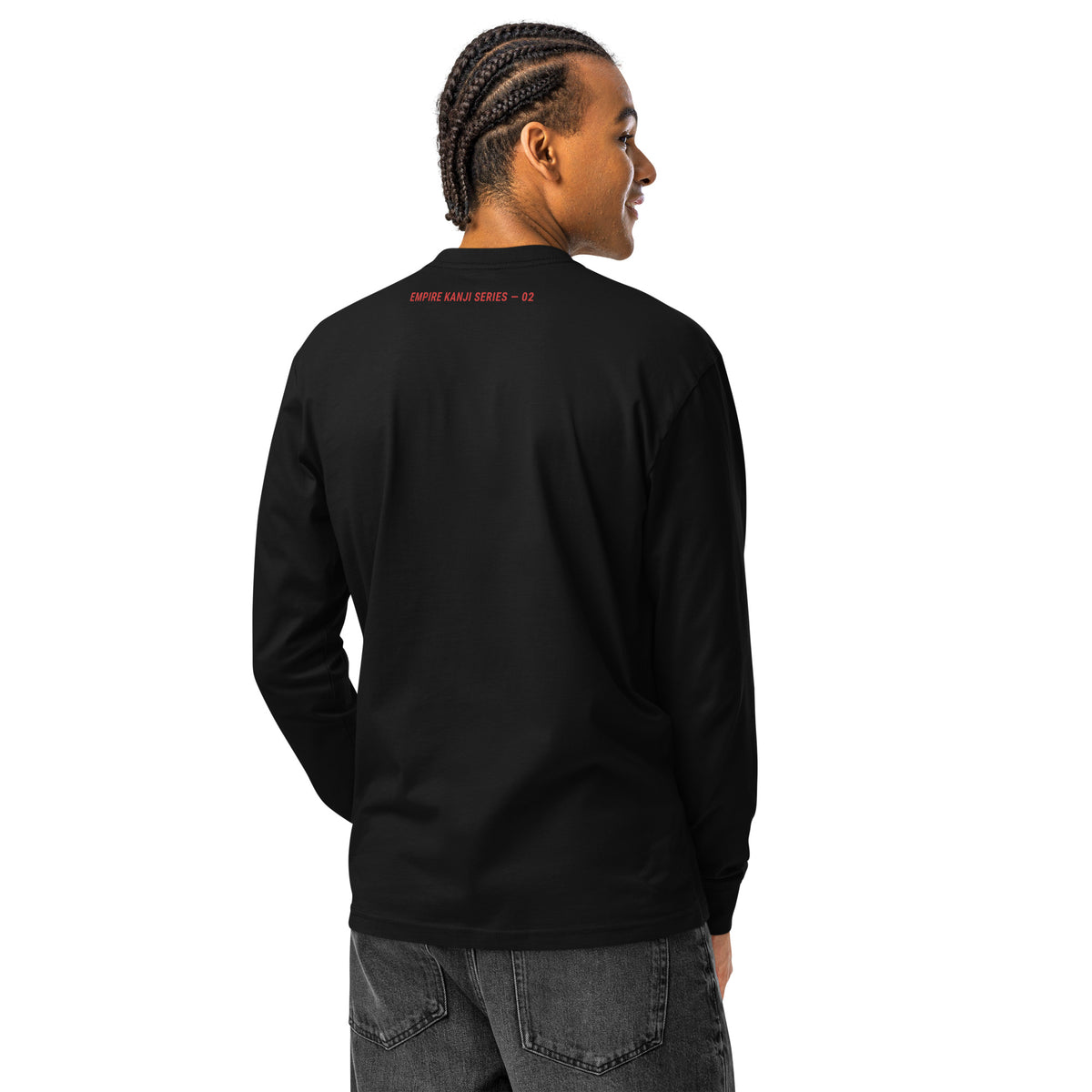 Yūki 勇気 Herren-Langarmshirt in Schwarz – Model Rückansicht mit roter Serienkennung