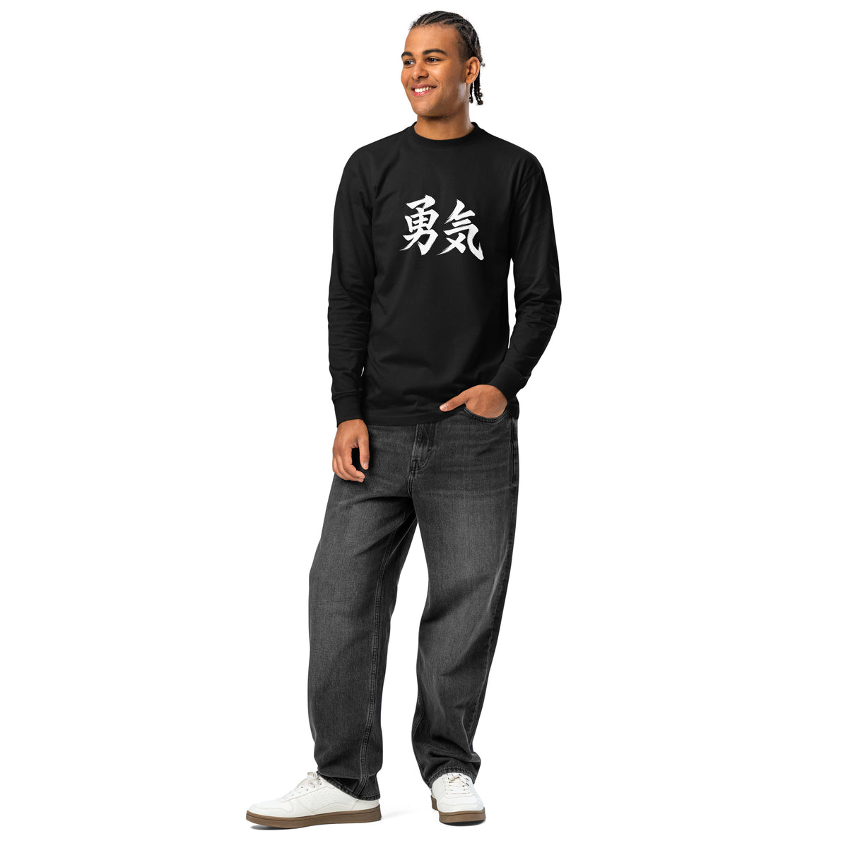 Yūki 勇気 Herren-Langarmshirt in Schwarz – Model Vorderansicht mit weissem Kanji 勇気