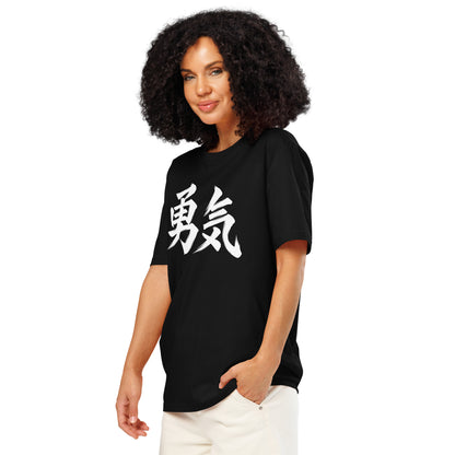 Yūki 勇気 Unisex Bio-T-Shirt in Schwarz – Modelansicht von links mit weißem Kanji 勇気